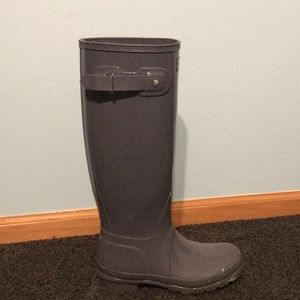 Gray Woman’s size 6 hunter books